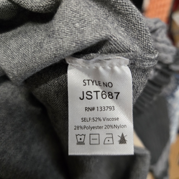 POL Gray V-Neck Short Sleeve Tee with Cream Trim - Picture 5 of 5